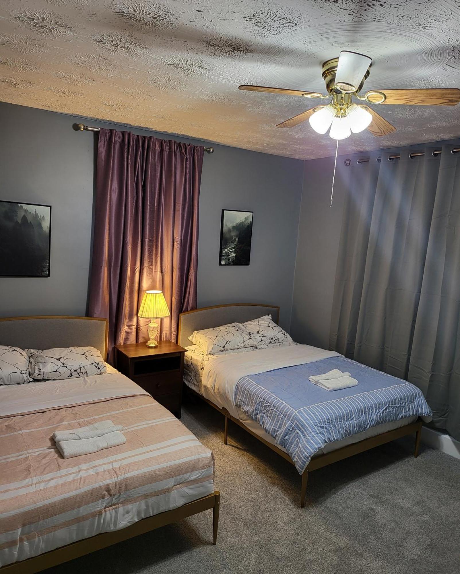 Guest Room With Two Double Beds In Columbus Oh, Airport Location Bagian luar foto