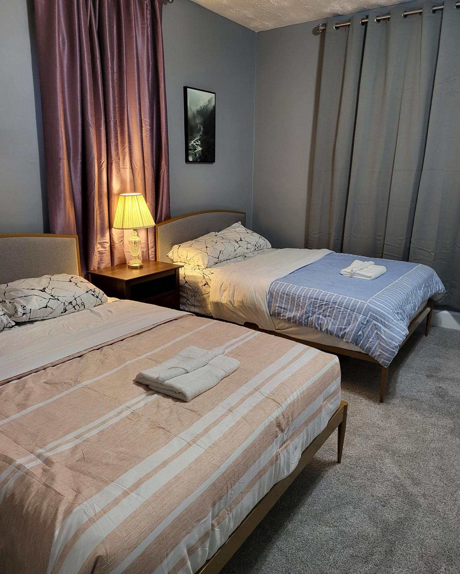 Guest Room With Two Double Beds In Columbus Oh, Airport Location Bagian luar foto